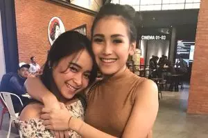 8 Pesona adik Ayu Ting Ting saat liburan di Jepang, bikin pangling