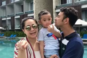 Super simpel, kacamata Nagita Slavina ini ternyata harganya fantastis