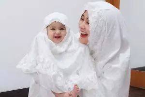 Baru usia 4 bulan, 4 momen Qiandra pakai mukena ini gemes banget
