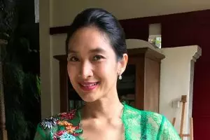 Happy Salma foto bareng sang kakak, kecantikannya bikin heboh warganet