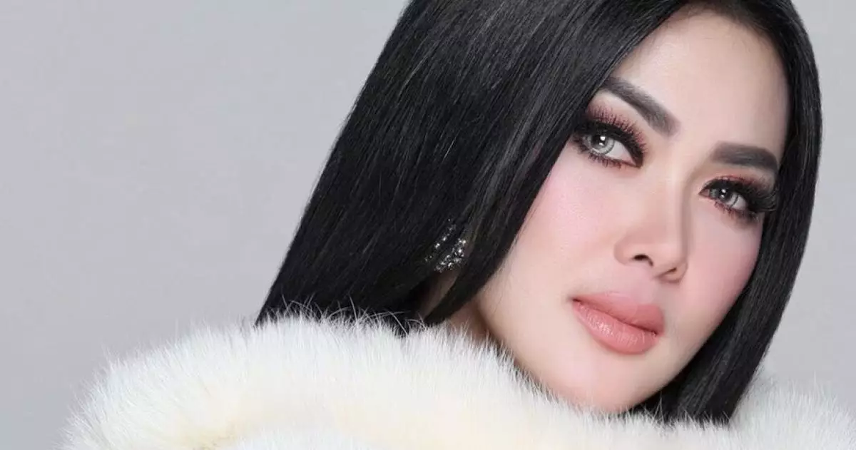 Biasa jadi trendsetter, kali ini gaya Syahrini dituding tiru Agnez Mo