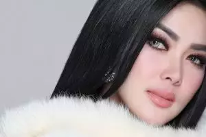 Biasa jadi trendsetter, kali ini gaya Syahrini dituding tiru Agnez Mo
