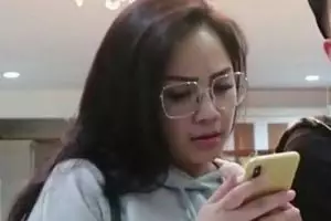 10 Kacamata ikonik Nagita Slavina ini harganya bikin geleng kepala