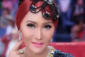 10 Gaya Inul Daratista saat yoga, gerakannya bikin ngilu gimana gitu