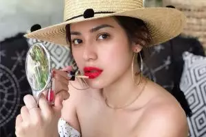 Pose sensual pakai mini dress merah, Jessica Iskandar banjir hujatan