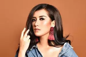 Demi pekerjaan, 5 seleb cantik ini putuskan melepas hijabnya