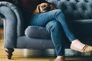 4 Penyebab orang suka tak sadar menggerak-gerakkan kakinya saat duduk