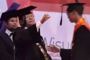 Momen mahasiswa 'nganggurin' dosen saat wisuda ini kocak abis