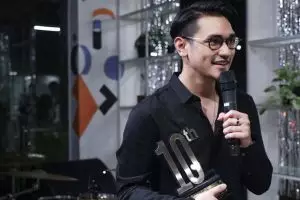 10 Tahun berkarier, ini 10 potret transformasi Afgan makin fashionable