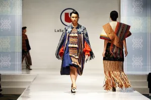 Begini jadinya jika tenun Flores dibuat busana ready to wear kekinian