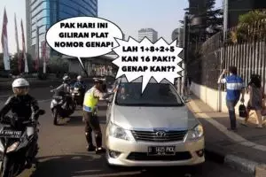 8 Meme kocak sistem 'ganjil genap' ini kocak pol, bikin gemes deh