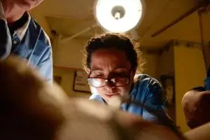 Keren, fotografer wanita ini abadikan proses persalinannya sendiri