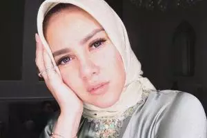 7 Potret Olla Ramlan pakai hijab ini cantiknya bikin adem