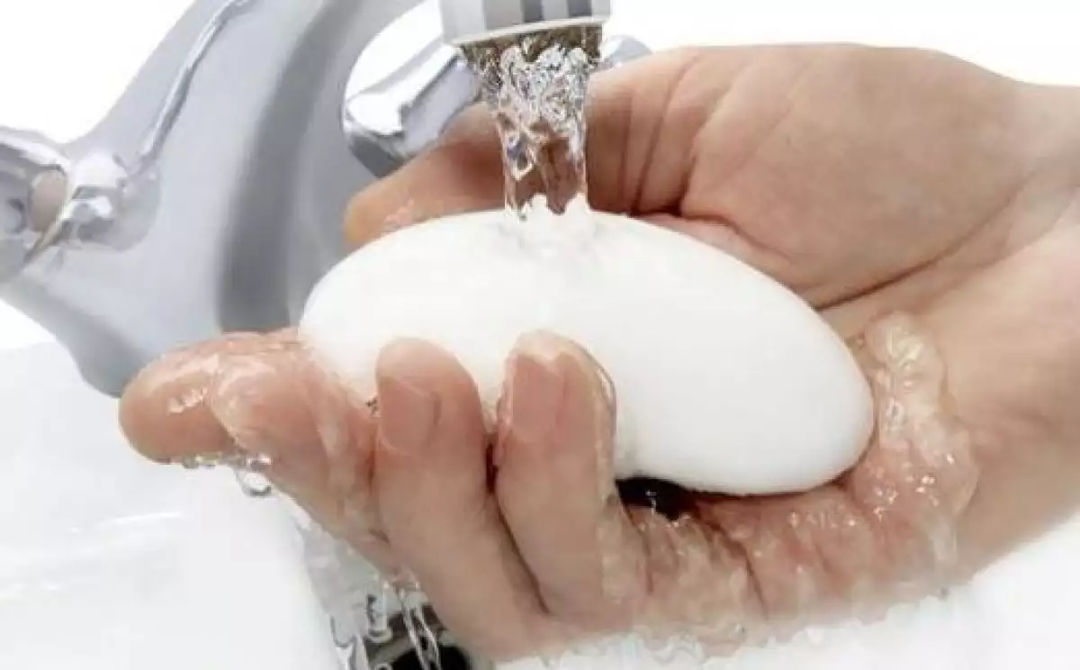 Мыло легче воды. Мытье рук с мылом. Мыло для рук. Мыть руки. Мытье рук под струей воды.