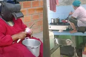 7 Kelakuan emak-emak saat masak, kocaknya nggak di jalanan doang