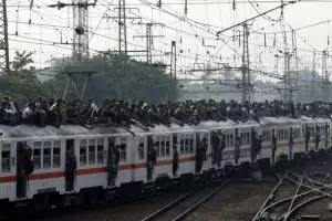 8 Pemandangan penumpang kereta api zaman old ini bikin ngelus dada