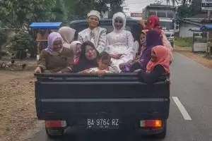 Potret pengantin di mobil pick up ini bukti bahagia itu sederhana