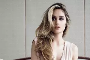 Tinggal di AS, ini 10 pose Cinta Laura tak segan pamer lekuk tubuh