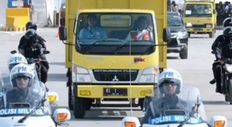 Viral, Presiden Jokowi mengendarai truk mencoba tol Ngawi-Kertosono