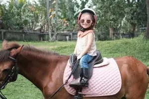 8 Gaya Thalia anak Ruben Onsu menunggangi kuda, bak orang dewasa