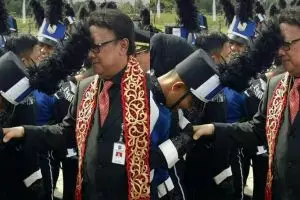 Lagi salaman sama siswa, Mendagri Tjahjo Kumolo malah kecolok topi