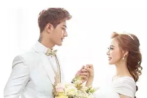 Foto maternity bertema 'dukun beranak', Lee dan Moa banjir pujian