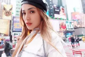 Balik dari AS, Jessica Iskandar terciduk liburan bareng aktor tampan