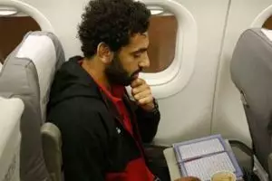 8 Pesona Mohamed Salah saat di luar lapangan, baca Alquran di pesawat