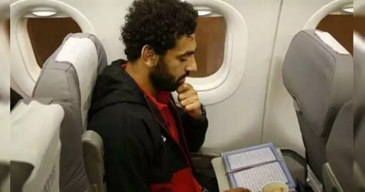 8 Pesona Mohamed Salah saat di luar lapangan, baca Alquran di pesawat