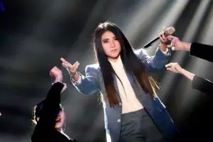 Kerap pakai gaun, 10 gaya casual Via Vallen ini juga tak kalah menawan