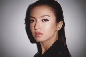 10 Aksi Raline Shah saat jadi kuli bangunan, ada angkat batako besar