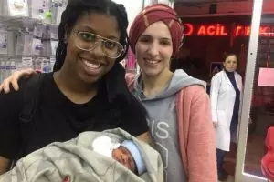 Ibu ini lahirkan bayinya tanpa bantuan, cukup lihat tutorial YouTube