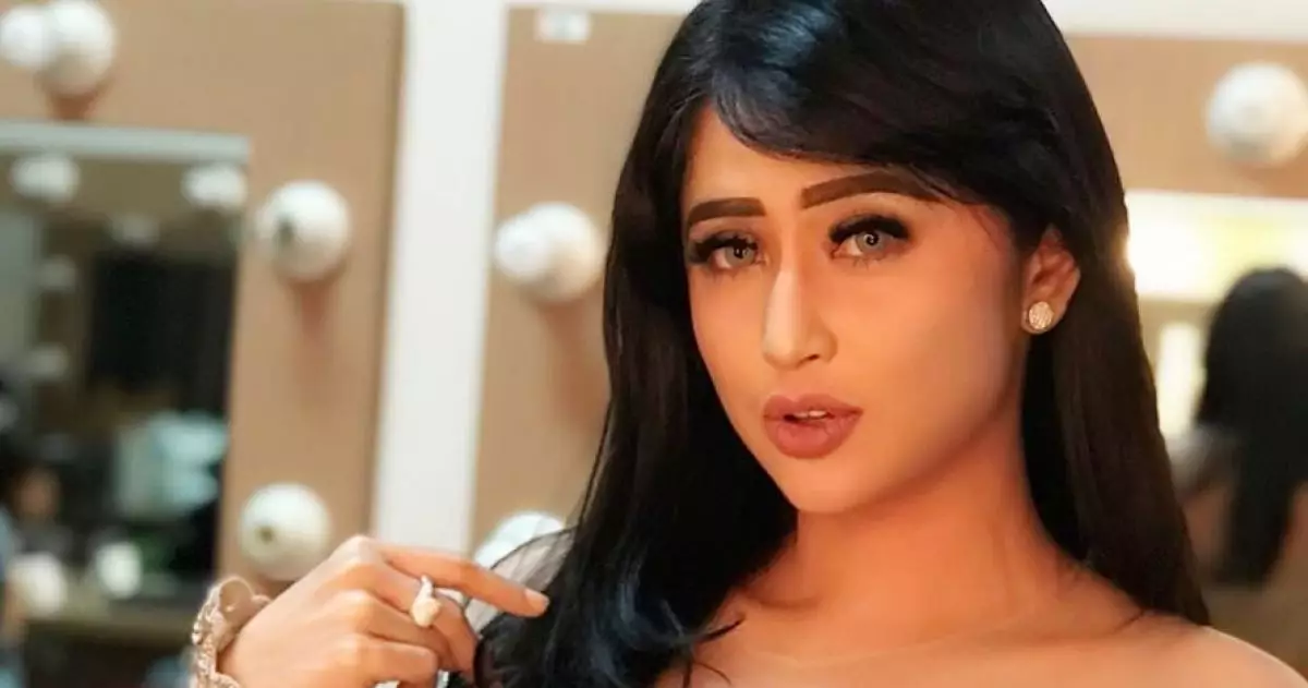 10 Pesona Dewi Perssik dengan gaun tipis menerawang, seksi menggoda