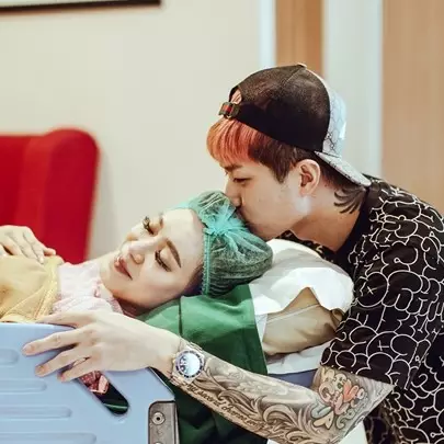 Penuh kebahagiaan, ini 10 momen kelahiran anak pertama Lee Jeong Hoon