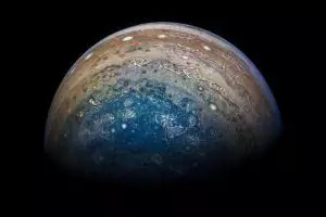 4 Potret terbaru Jupiter yang memukau, diselimuti gas kebiru-biruan