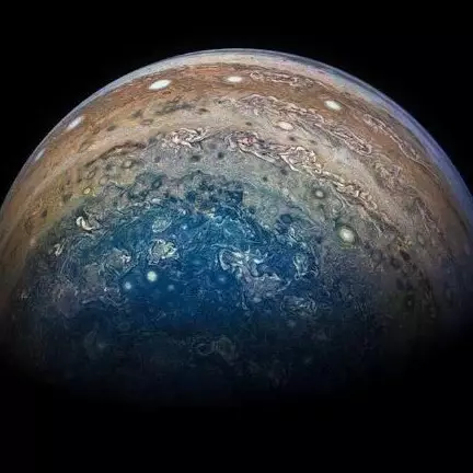 4 Potret terbaru Jupiter yang memukau, diselimuti gas kebiru-biruan