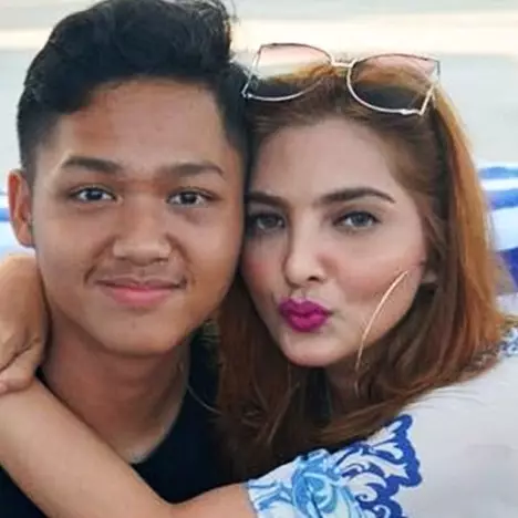 Ashanty ketiduran di sofa, yang dilakukan Azriel ini bikin baper