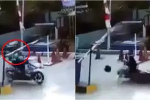 Gara-gara pintu parkir otomatis, driver ojek online alami nasib sial