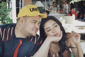 Tampil cantik dengan kerudung, kekasih Ivan Gunawan dipuji selangit