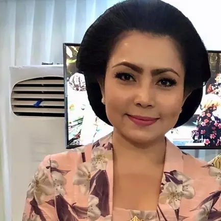 Pesona Mayangsari yang mencuri perhatian di pernikahan cicit Soeharto