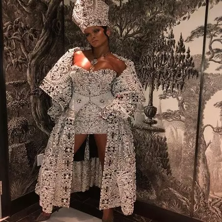 Padukan unsur religus, ini 10 kostum seleb Hollywood di Met Gala 2018