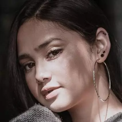 Unggah foto selfie, Syifa Hadju dipuji mirip Selena Gomez