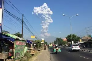 Hujan abu turun akibat Merapi erupsi, warga diimbau pakai masker