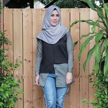 Usia kepala lima, ini 10 bukti gaya OOTD Amy Qanita masih bak ABG