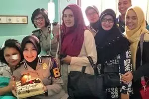 Momen haru Polwan korban penyanderaan teroris dapat ucapan ultah di RS