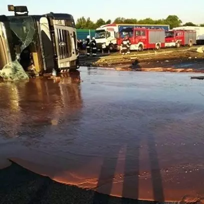 Truk tangki ini terguling, cokelat 12 ton yang dibawa banjiri jalanan