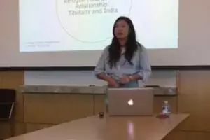 Pakaiannya ditegur dosen di sidang tesis, cewek ini malah telanjang