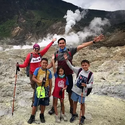 10 Momen Darius Sinathrya ajak 3 anaknya naik gunung, seru abis
