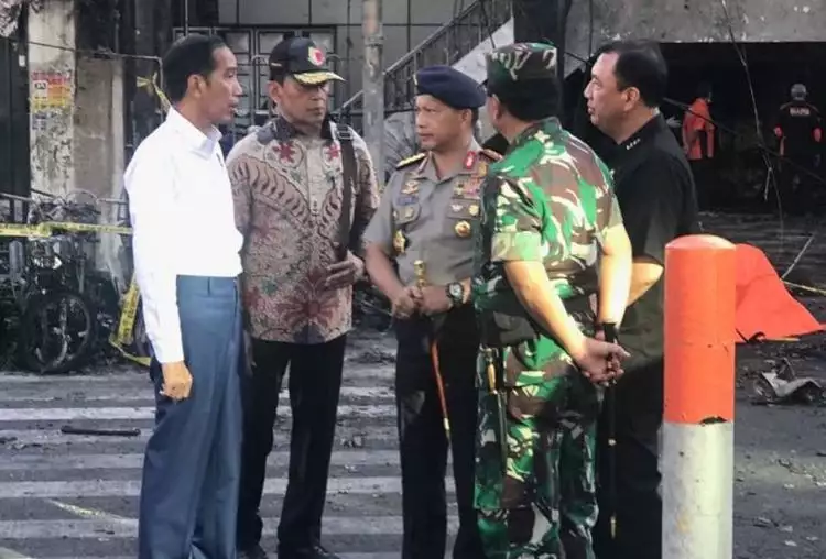 4 Aksi Jokowi turun langsung tinjau lokasi teror bom di Surabaya