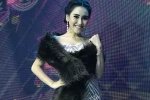 Pamer foto bareng Bilqiz pakai mukena, Ayu Ting Ting panen cibiran